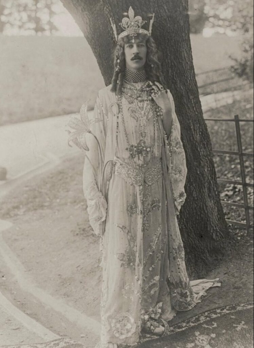 El marqués loco Henry Cyril Paget y su "Teatro de la alegría" El marqués loco Henry Cyril Paget y su "Teatro de la alegría"