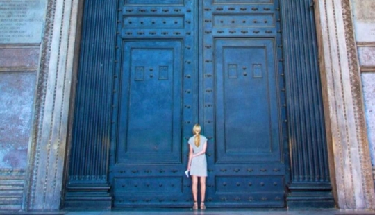 El misterio de las puertas del Panteón, que pesan 17 toneladas pero pueden ser abiertas por una sola persona El misterio de las puertas del Panteón, que pesan 17 toneladas pero pueden ser abiertas por una sola persona