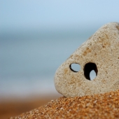 El secreto del "dios pollo": por qué las piedras con un agujero se valoran en todo el mundo