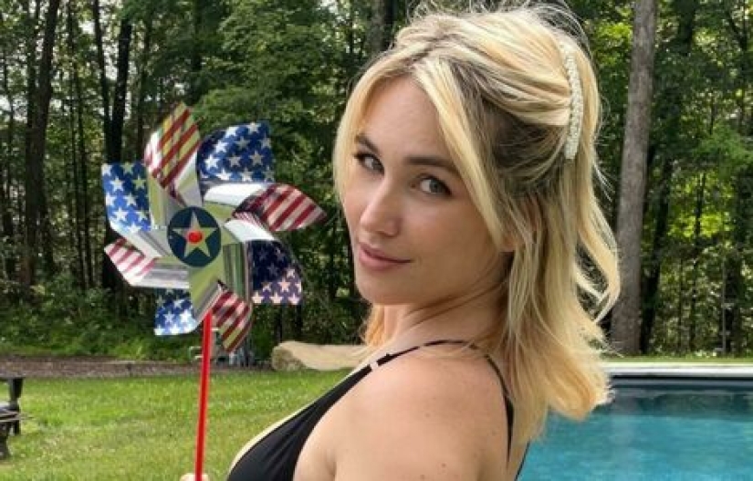 Ella mastica - Los clientes pagan: Impactante tendencia "Bird" en OnlyFans