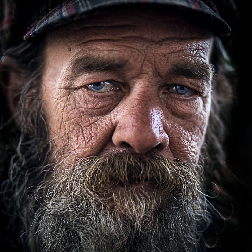 Ellos también tienen un alma: un fotógrafo que toma retratos de personas sin hogar