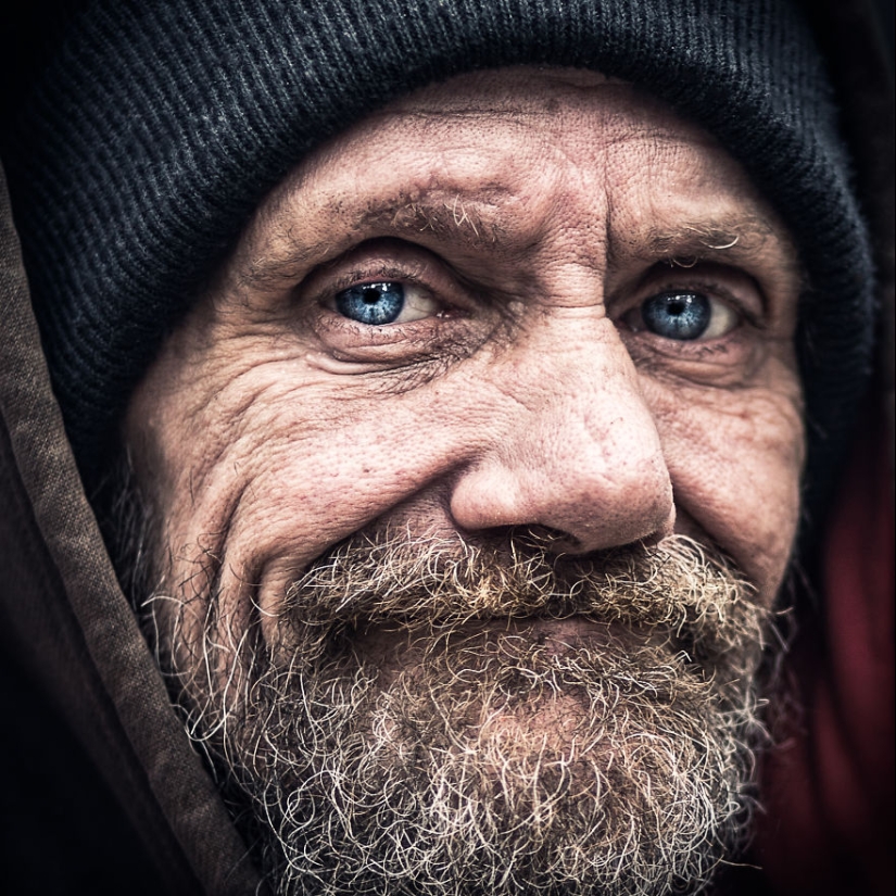 Ellos también tienen un alma: un fotógrafo que toma retratos de personas sin hogar