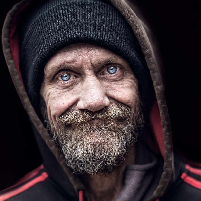 Ellos también tienen un alma: un fotógrafo que toma retratos de personas sin hogar