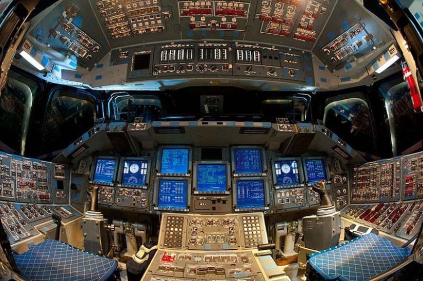 En la cabina del piloto del transbordador espacial