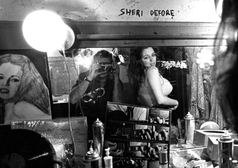 Eroticism and decadence: the decline of the Burlesque era Eroticism and decadence: the decline of the Burlesque era