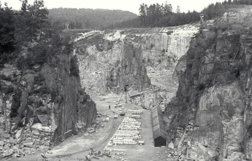 "Escalera de los muertos" en el campo de concentración austriaco de Mauthausen "Escalera de los muertos" en el campo de concentración austriaco de Mauthausen