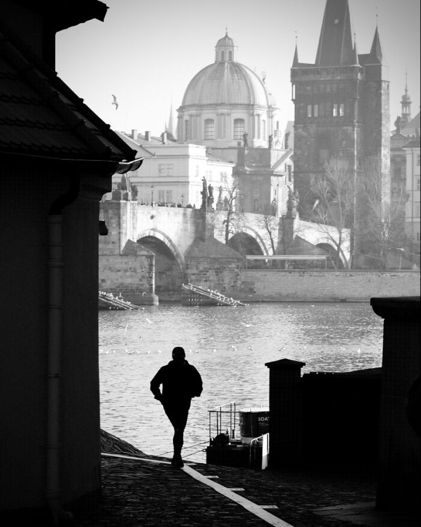 Este artista captura la energía cruda de la vida cotidiana en blanco y negro. Este artista captura la energía cruda de la vida cotidiana en blanco y negro.
