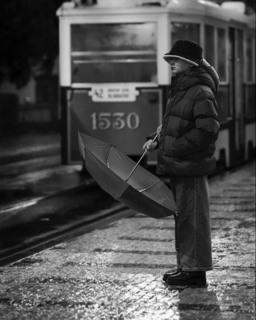 Este artista captura la energía cruda de la vida cotidiana en blanco y negro. Este artista captura la energía cruda de la vida cotidiana en blanco y negro.