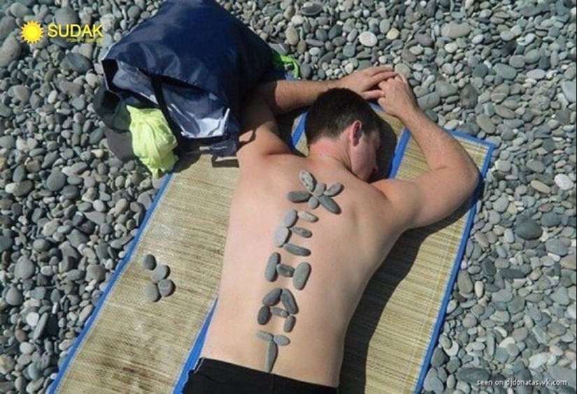 Estoy acostado en la playa: turistas monstruosamente hermosos que se pueden encontrar en cualquier playa Estoy acostado en la playa: turistas monstruosamente hermosos que se pueden encontrar en cualquier playa