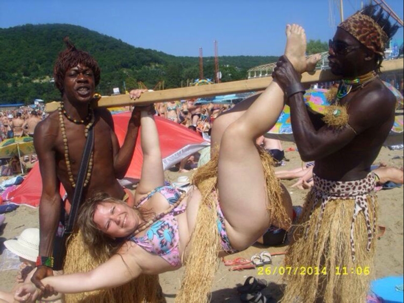 Estoy acostado en la playa: turistas monstruosamente hermosos que se pueden encontrar en cualquier playa Estoy acostado en la playa: turistas monstruosamente hermosos que se pueden encontrar en cualquier playa