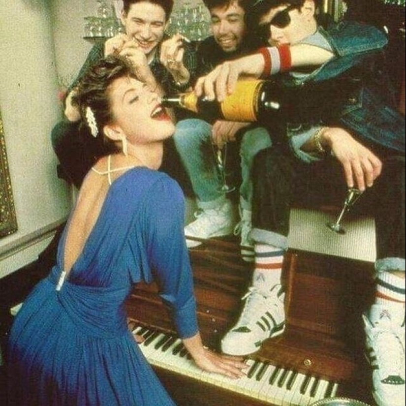 Estrellas de los 80: jóvenes, brillantes y desenfrenadas Estrellas de los 80: jóvenes, brillantes y desenfrenadas