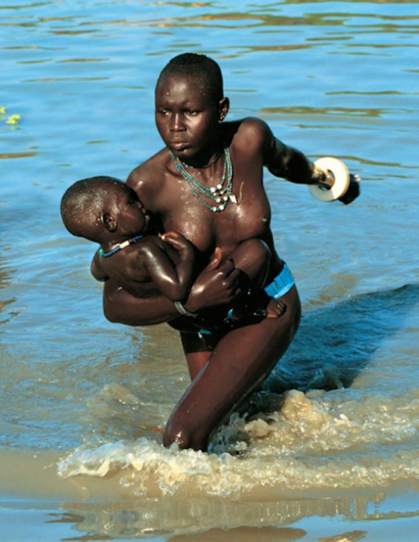 Everyday life of the Dinka people of Africa: women who do not recognize clothes, defeated cancer and buffaloes