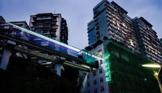 Exclusiva estación de metro Liziba dentro de un edificio residencial en la ciudad china de Chongqing