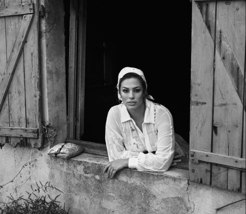 Experimentos fotográficos de Lachlan Bailey: supermodelos en una granja y erotismo en campos polvorientos