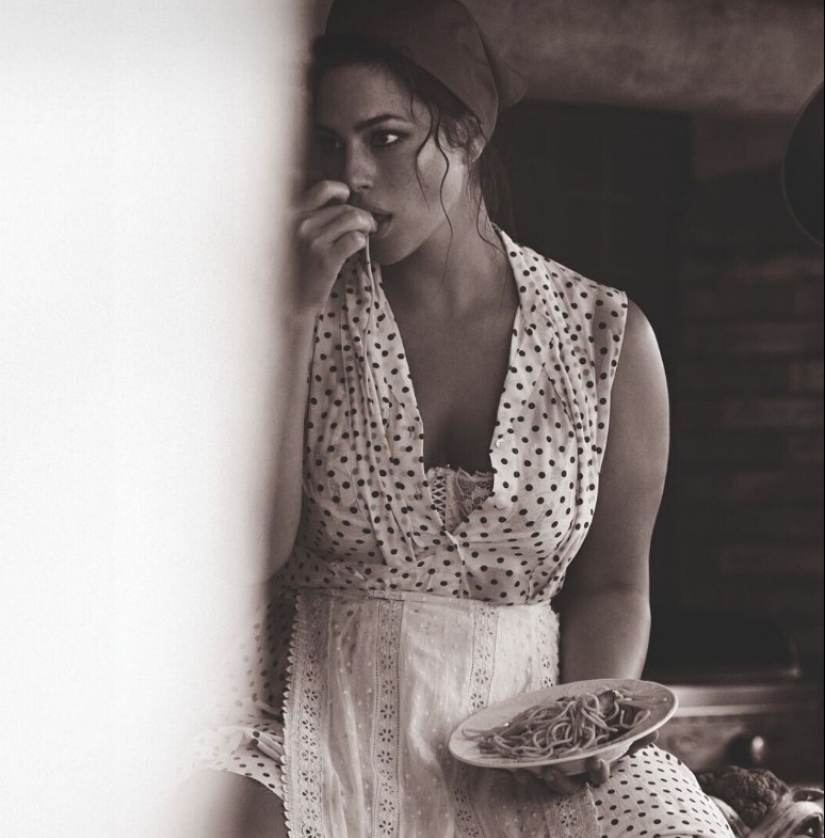 Experimentos fotográficos de Lachlan Bailey: supermodelos en una granja y erotismo en campos polvorientos