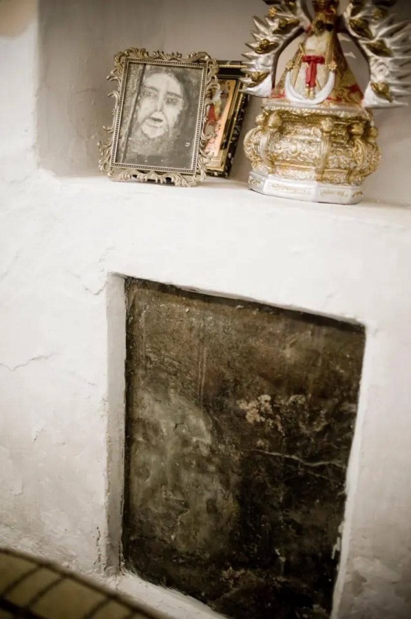 "Faces of Belmes— - strange portraits appear on the floor in the house of a Spanish family "Faces of Belmes— - strange portraits appear on the floor in the house of a Spanish family