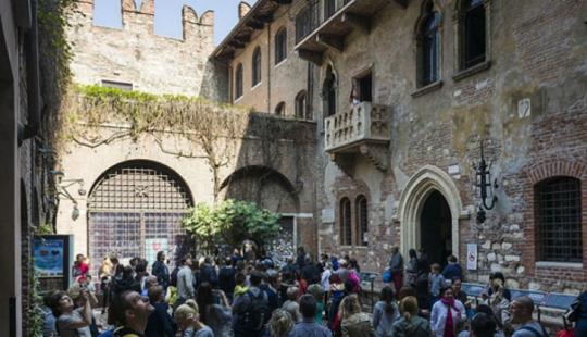 Fake attractions that gather crowds of tourists ready to believe in any fairy tales