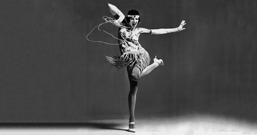 Faldas cortas, rubor en las rodillas, labios con lazo: qué eran las flappers, jóvenes rebeldes de los "rugientes años 20"