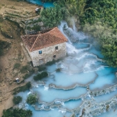 Fantástica belleza términos Saturnia: la laguna azul, el cielo en la tierra