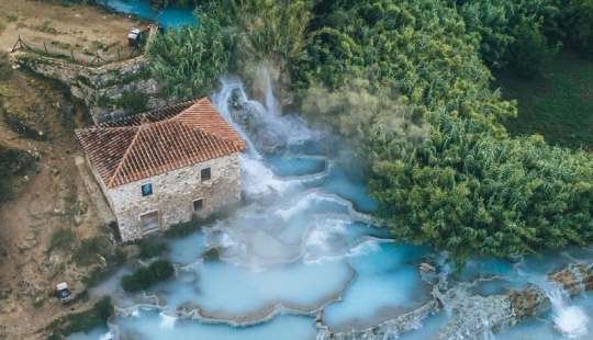 Fantástica belleza términos Saturnia: la laguna azul, el cielo en la tierra