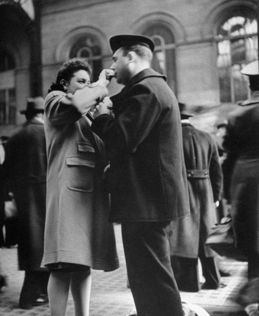 Farewell of an American woman. Pennsylvania Station. 1943 Farewell of an American woman. Pennsylvania Station. 1943
