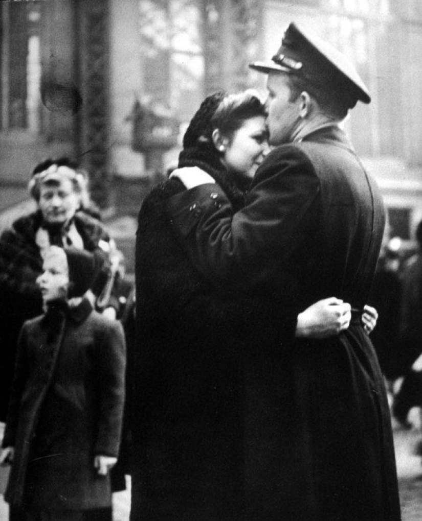 Farewell of an American woman. Pennsylvania Station. 1943 Farewell of an American woman. Pennsylvania Station. 1943