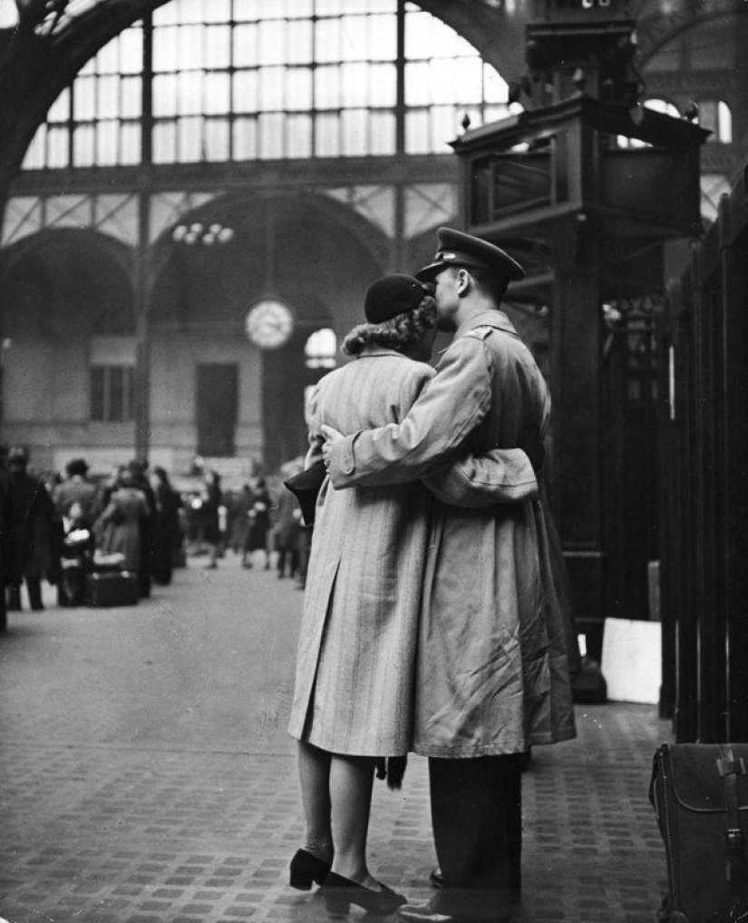 Farewell of an American woman. Pennsylvania Station. 1943 Farewell of an American woman. Pennsylvania Station. 1943