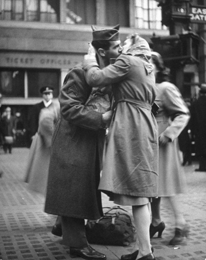 Farewell of an American woman. Pennsylvania Station. 1943 Farewell of an American woman. Pennsylvania Station. 1943