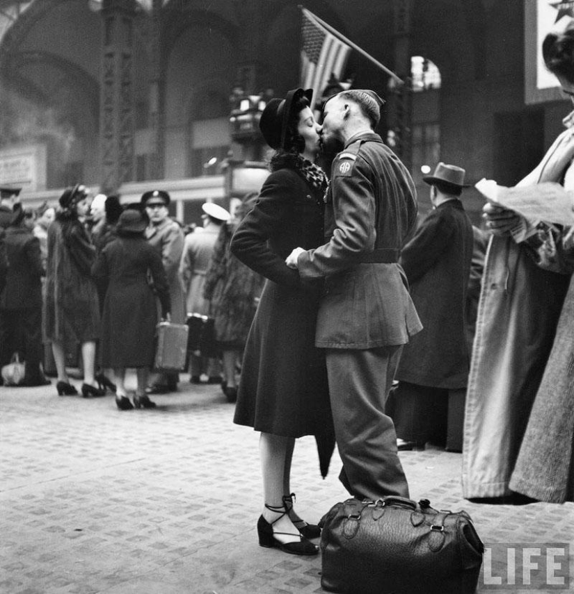 Farewell of an American woman. Pennsylvania Station. 1943 Farewell of an American woman. Pennsylvania Station. 1943