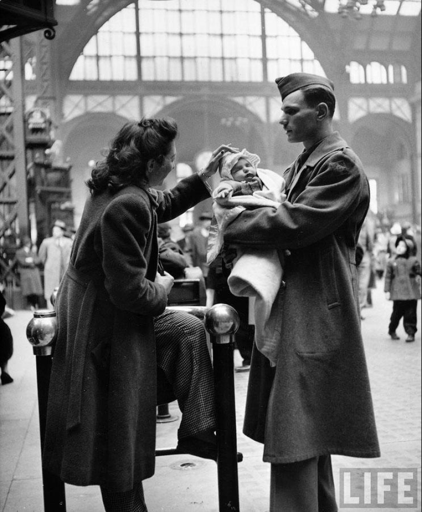 Farewell of an American woman. Pennsylvania Station. 1943 Farewell of an American woman. Pennsylvania Station. 1943
