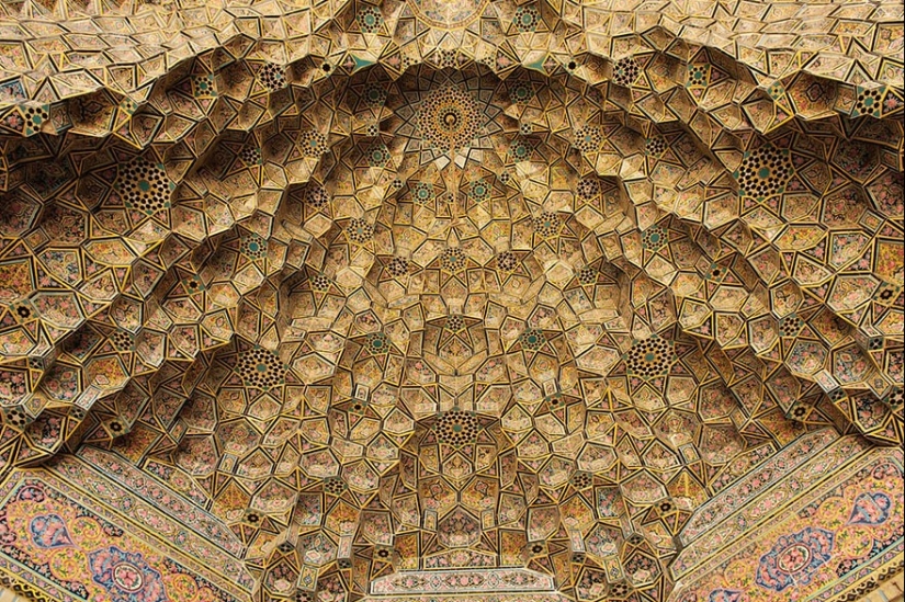 Fascinating and hypnotizing arches of mosques Fascinating and hypnotizing arches of mosques
