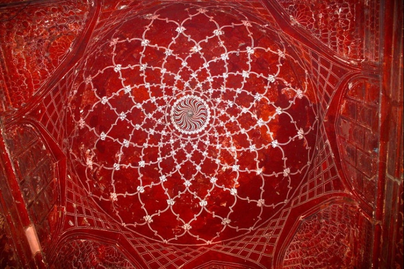 Fascinating and hypnotizing arches of mosques Fascinating and hypnotizing arches of mosques