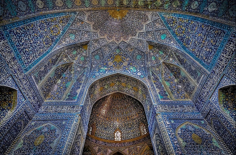 Fascinating and hypnotizing arches of mosques Fascinating and hypnotizing arches of mosques