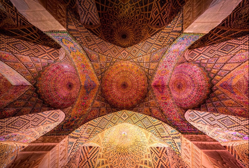 Fascinating and hypnotizing arches of mosques Fascinating and hypnotizing arches of mosques