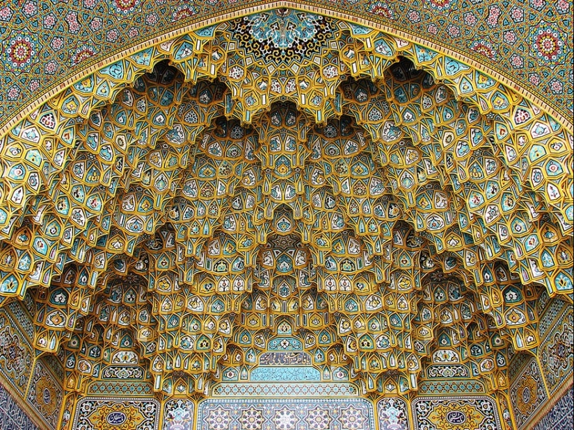 Fascinating and hypnotizing arches of mosques Fascinating and hypnotizing arches of mosques