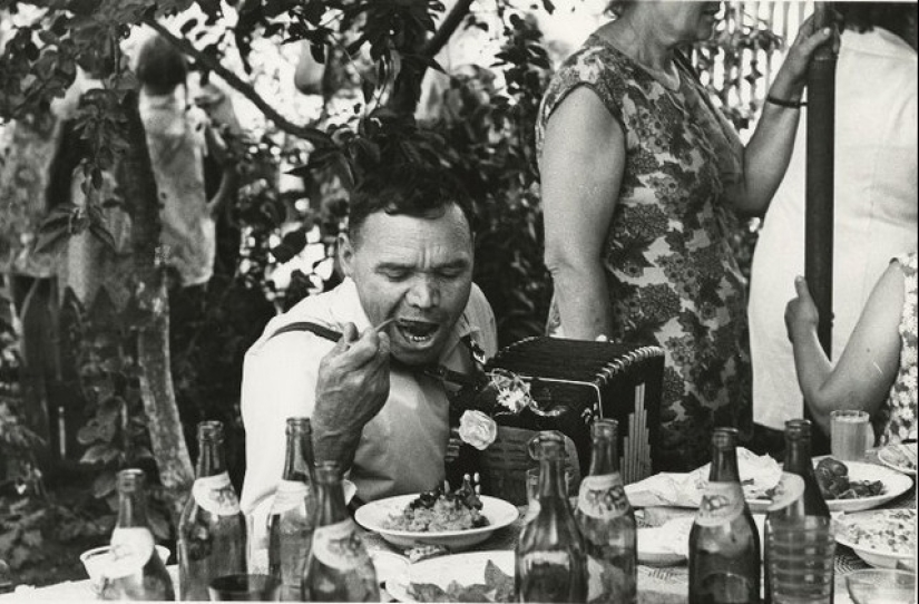 Features of a Soviet-style wedding celebration Features of a Soviet-style wedding celebration