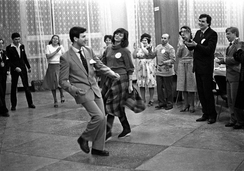 Features of a Soviet-style wedding celebration Features of a Soviet-style wedding celebration