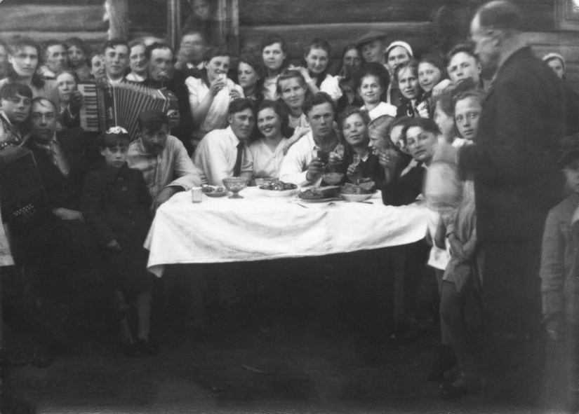 Features of a Soviet-style wedding celebration Features of a Soviet-style wedding celebration