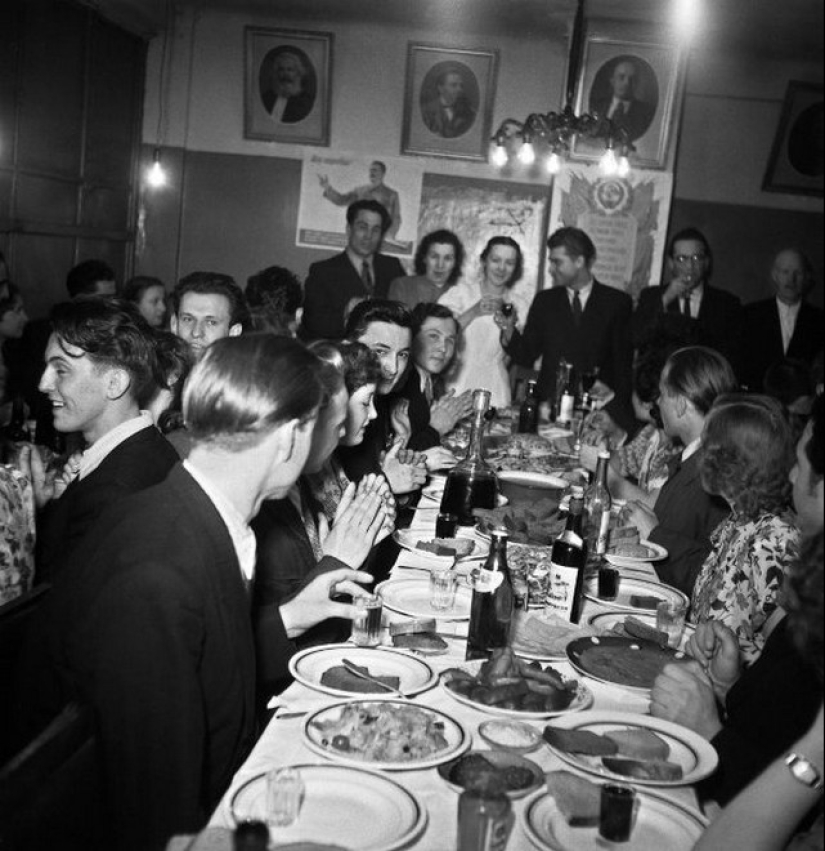 Features of a Soviet-style wedding celebration Features of a Soviet-style wedding celebration