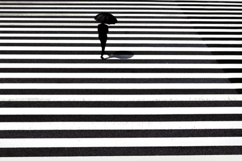 Figuras solitarias en un mundo en blanco y negro: imágenes fascinantes de un fotógrafo japonés