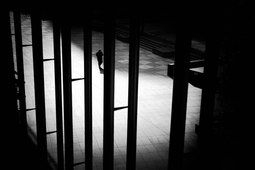 Figuras solitarias en un mundo en blanco y negro: imágenes fascinantes de un fotógrafo japonés