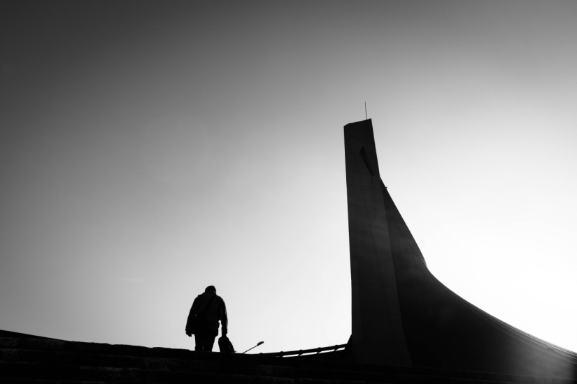 Figuras solitarias en un mundo en blanco y negro: imágenes fascinantes de un fotógrafo japonés
