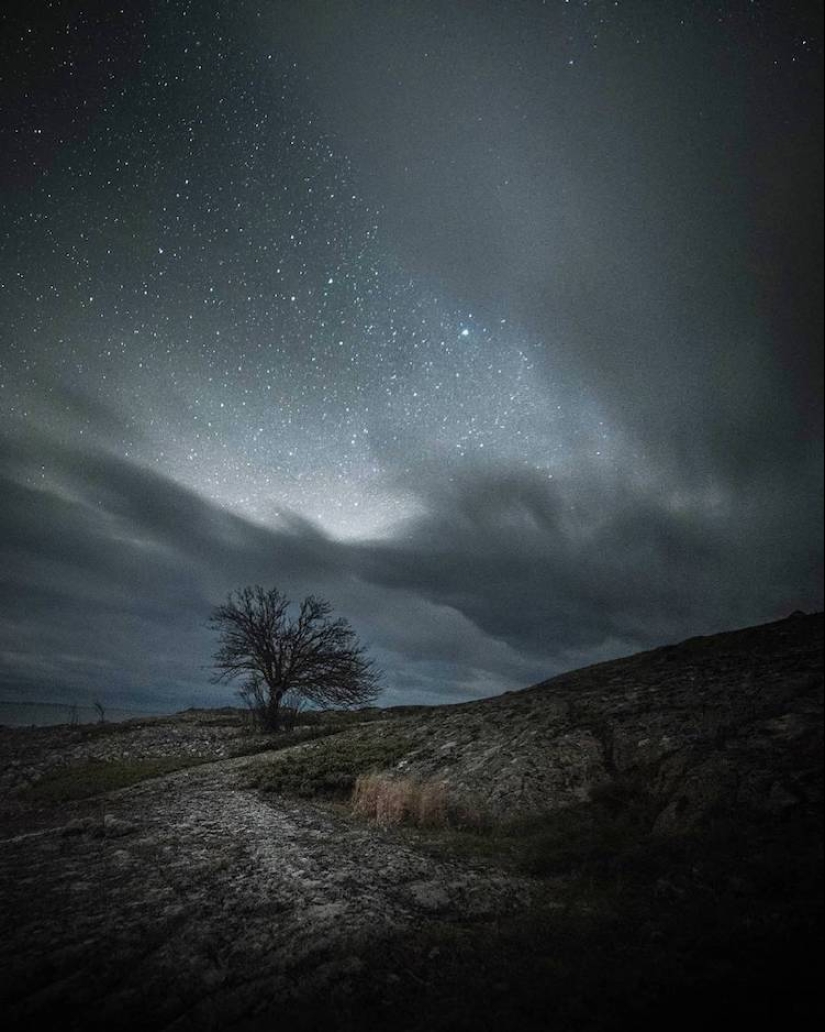 Finn wanders alone under the stars and makes fascinating shots