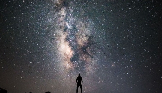 Finn wanders alone under the stars and makes fascinating shots
