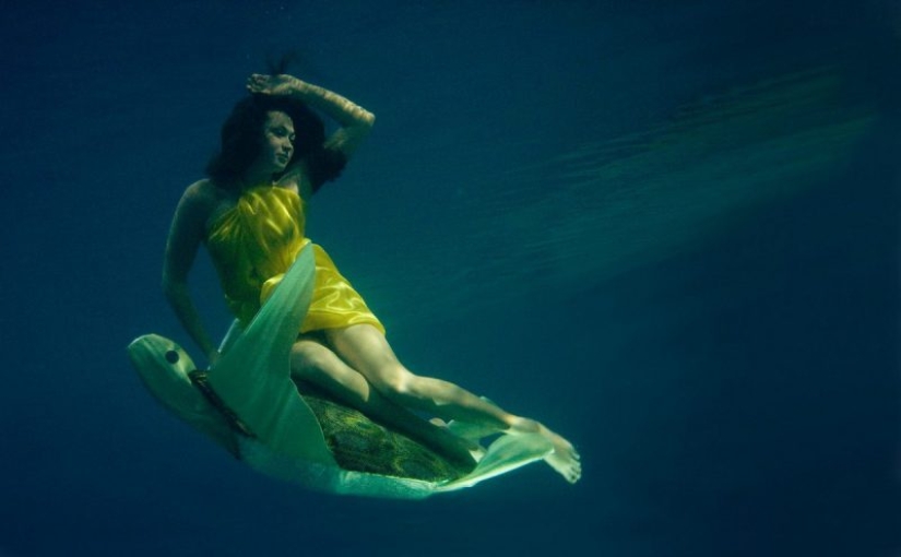 Flying under water in the wonderful photo works of Katerina Bodrunova