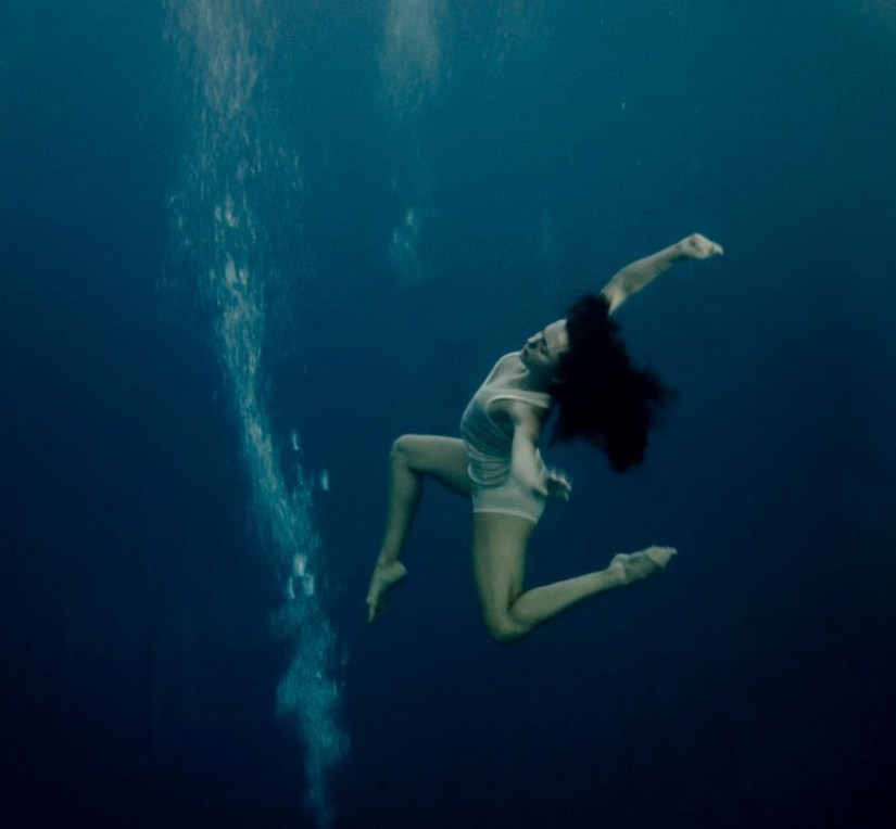 Flying under water in the wonderful photo works of Katerina Bodrunova