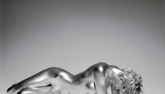 Fotógrafa convierte a mujeres en esculturas vivas