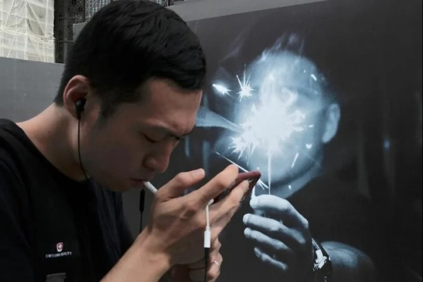 Fotógrafo callejero de Hong Kong captura momentos inesperados Fotógrafo callejero de Hong Kong captura momentos inesperados