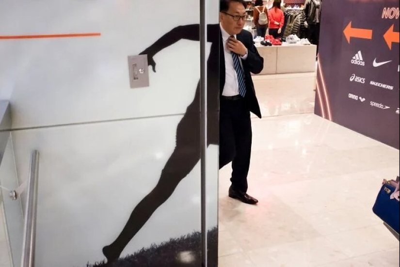 Fotógrafo callejero de Hong Kong captura momentos inesperados Fotógrafo callejero de Hong Kong captura momentos inesperados