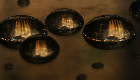 Fotógrafo de 15 años dispara ciudades del mundo, en gotas de agua